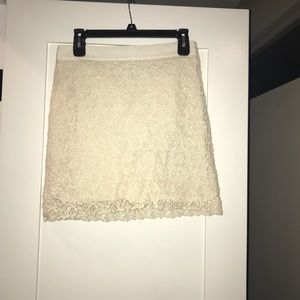 Loft petite cream colored lace appliqué skirt